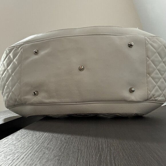Moschino White Quilted Shoulder Bag - Picture 3 of 16